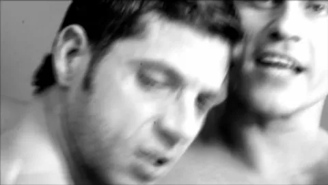 Beaux mâles ténébreux bien outillés