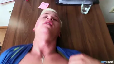 Como um loiro hétero durante uma entrevista de emprego