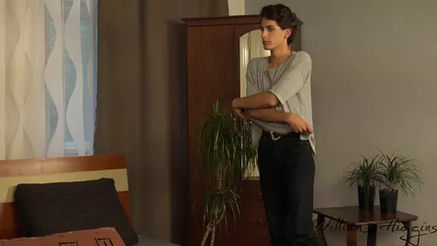 Jeune mec reçoit un massage et un fist