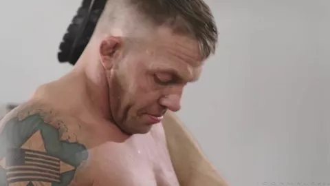 Daddy se fait défoncer à la salle de muscu