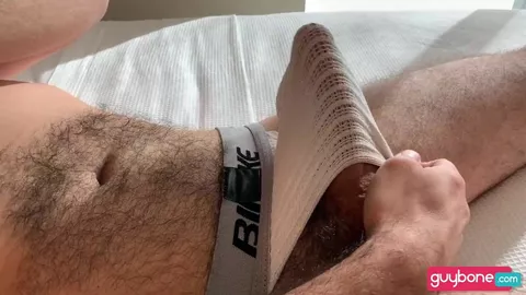 Adam Surge – Mâle très poilu se branle