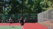 Dieser Tennisspieler bekommt zwei Bälle in den Arsch