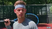 Dieser Tennisspieler bekommt zwei Bälle in den Arsch