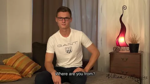 Geek sexy con gli occhiali si sega