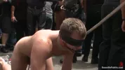 Tipo desnudo atado y humillado en la Dore Alley Street Fair