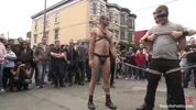 Tipo desnudo atado y humillado en la Dore Alley Street Fair