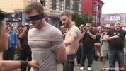 Tipo desnudo atado y humillado en la Dore Alley Street Fair