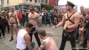 Tipo desnudo atado y humillado en la Dore Alley Street Fair