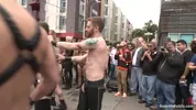 Tipo desnudo atado y humillado en la Dore Alley Street Fair