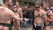 Tipo desnudo atado y humillado en la Dore Alley Street Fair