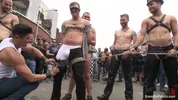 Tipo desnudo atado y humillado en la Dore Alley Street Fair