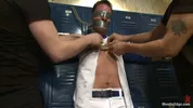 Joueur de Base baseball capturé subit du edging dans les vestiaires
