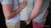 Twink Sandwich — Travis Stevens, Josh Brady & Hayden Lee baisent sans capote