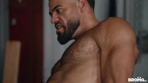 Harte Gay-Initiation — Ricky Larkin nimmt Bar Addison ran