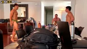 Hot fun: Dustin Hazel faz cócegas e bate uma no Channing Rodd amarrado