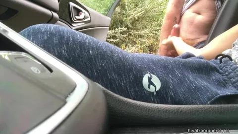 Je suce mon mec en voiture, il m’encule sur le parking