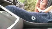 Je suce mon mec en voiture, il m’encule sur le parking