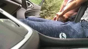 Je suce mon mec en voiture, il m’encule sur le parking