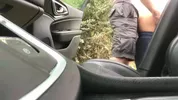 Je suce mon mec en voiture, il m’encule sur le parking