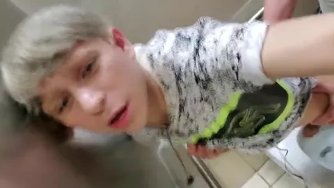 Sveltina nei cessi dell’aeroporto