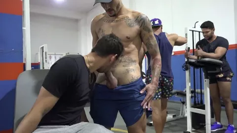 Sexo na academia na frente de desconhecidos