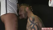 Le gogo dancer suce le patron à l’arrière du bar — Aday Traun & Antonio Miracle