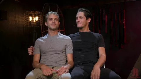 Sessione gay di bondage ed edging