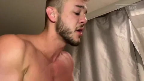 Le atraviesan el culo con una anaconda