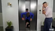Assistant coincé dans l'ascenseur se fait v**ler ( Elevator Pitcher ) – JJ Knight et Joey Mills