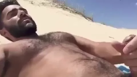 Haariger Araber wichst und spritzt auf die Seite