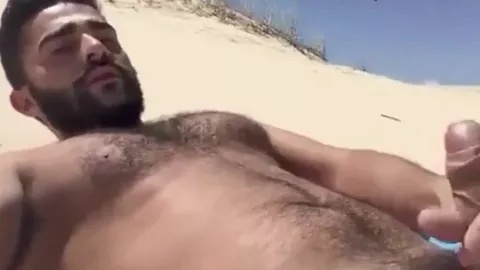 Arabe poilu se branle et gicle sur la page