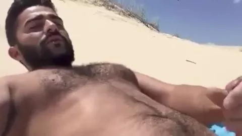 Arabo peloso si masturba e sborra sulla pagina