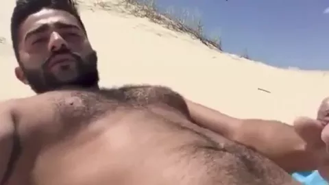 Árabe peludo se masturba e goza na página