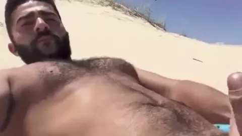 Árabe peludo se pajea y se corre en la página