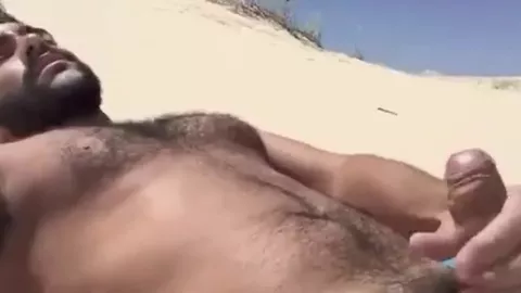 Árabe peludo se pajea y se corre en la página