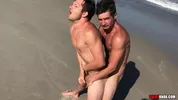 Jeune couple gay baise sur la plage