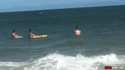 Jeune couple gay baise sur la plage