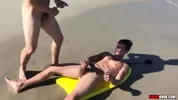 Jeune couple gay baise sur la plage