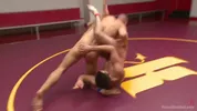 Un lutteur vaincu se venge dans les vestiaires