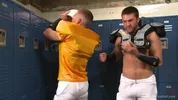 Un lutteur vaincu se venge dans les vestiaires