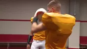 Un lutteur vaincu se venge dans les vestiaires