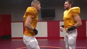 Un lutteur vaincu se venge dans les vestiaires