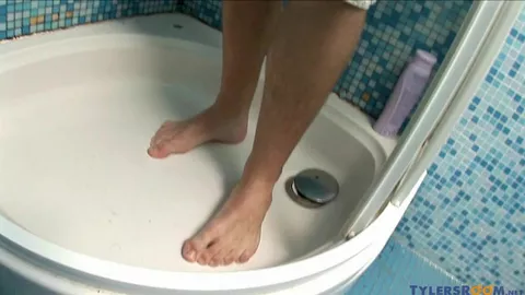 El atleta Kenny se da una ducha sensual