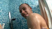 Athlet Kenny nimmt eine sinnliche Dusche