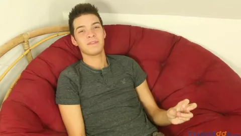 Joven flaco se pajea y se corre