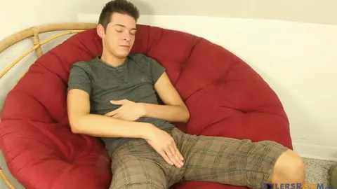 Magrinho se masturba e goza