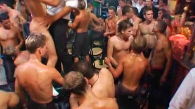 Méga touze en boite gay (GuysGoCrazy)
