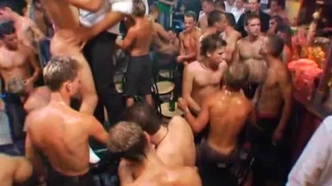 Mega-Orgie im Schwulenclub (GuysGoCrazy)