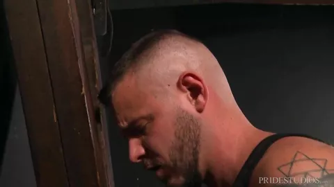 Preso na cruz de Santo André, esse passivo tem o cu detonado