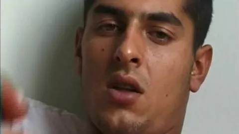 En vacances au Maroc, un gigolo accepte de se branler pour moi